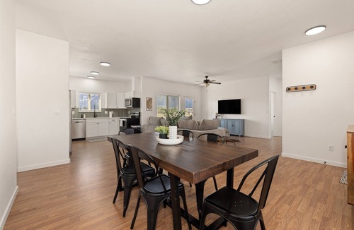 Donnelly House | *Heart of Donnelly*Hot Tub*Backyard*3 King Beds*Parking