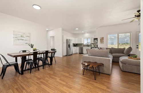 Donnelly House | *Heart of Donnelly*Hot Tub*Backyard*3 King Beds*Parking
