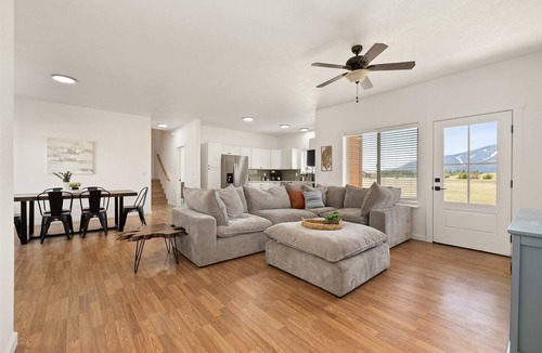 Donnelly House | *Heart of Donnelly*Hot Tub*Backyard*3 King Beds*Parking