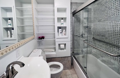 Wallingford Apartment | Heart of Wallingford Suite