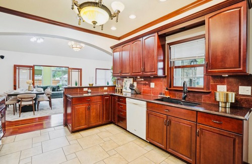 Greater South Side House | Heated Pool Hot Tub PicklebalMovieTheaterPoolTable GameR Golf