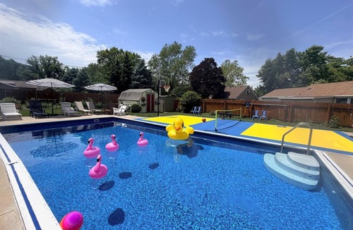 Greater South Side House | Heated Pool Hot Tub PicklebalMovieTheaterPoolTable GameR Golf