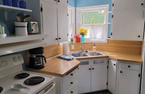 Roseburg House | Heavenly Bungalow, immaculately clean, close to downtown!