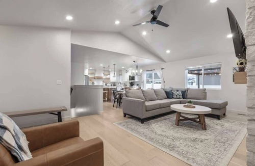 Heber House | Heber Getaway | Hot Tub | Pet-Friendly | Game Room