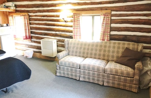 Grawn Resort | Hemlock Logroom - Ellis Lake Resort - Interlochen/Traverse City