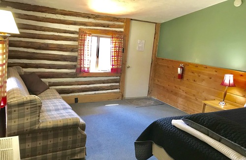 Grawn Resort | Hemlock Logroom - Ellis Lake Resort - Interlochen/Traverse City