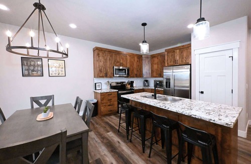 Ashton Condo | Henry’s Fork Retreat Modern 3BR AC Garage
