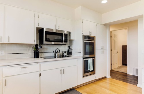 Dundee House | Henry's Hideout Spacious Vineyard View Estate