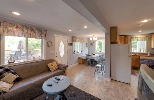 Lakebay Cabin | Herron Island Cabin w/Deck: Walk to Beach!