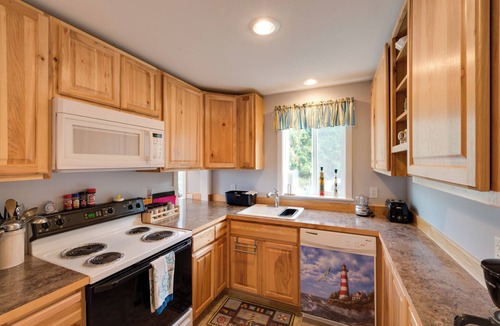 Lakebay Cabin | Herron Island Cabin w/Deck: Walk to Beach!