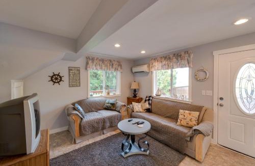 Lakebay House | Herron Island Cabin with Deck Walk to Beach!