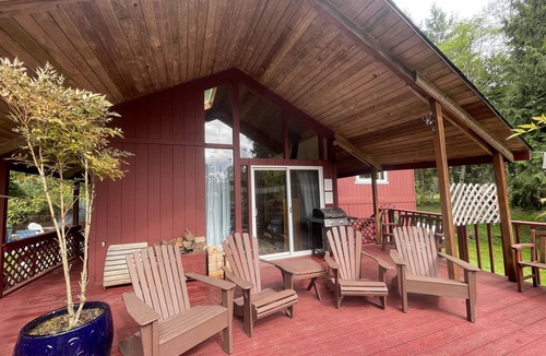 Lakebay Cabin | Herron Island Maple Grove Retreat-Dog Friendly