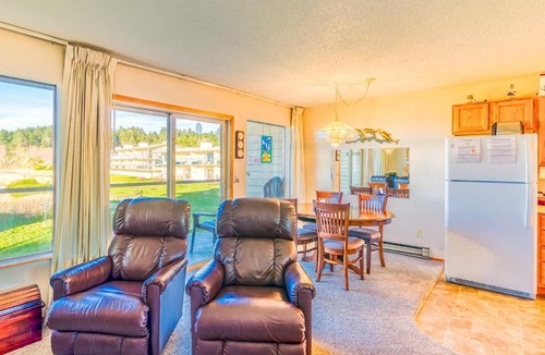 Moclips House | Hi-Tide Resort Fireplace Dogs OK Unit 10