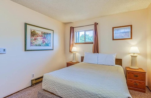 Moclips House | Hi-Tide Resort Queen Bed Dogs OK Unit 5