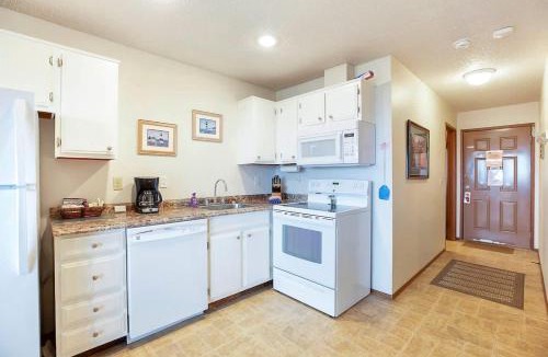 Moclips House | Hi-Tide Resort Queen Bed Dogs OK Unit 15