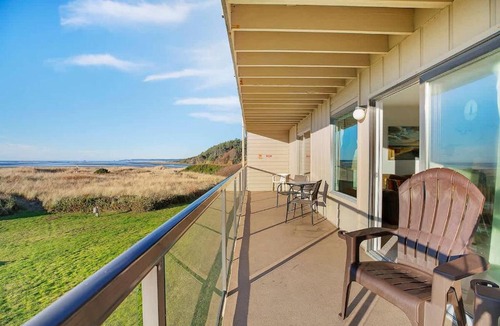 Moclips House | Hi-Tide Resort Queen Bed Unit 12