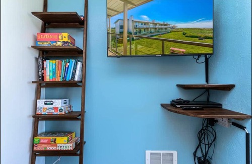 Moclips House | Hi-Tide Resort Top-floor Fireplace Unit 22