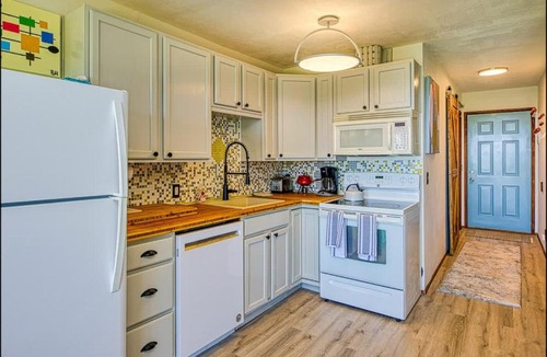 Moclips House | Hi-Tide Resort Top-floor Fireplace Unit 22
