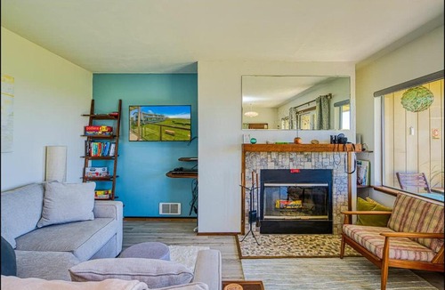 Moclips House | Hi-Tide Resort Top-floor Fireplace Unit 22