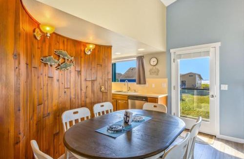 Moclips House | Hi-Tide Resort Top Floor Queen Bed Unit 32