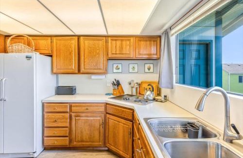 Moclips House | Hi-Tide Resort Top Floor Queen Bed Unit 32