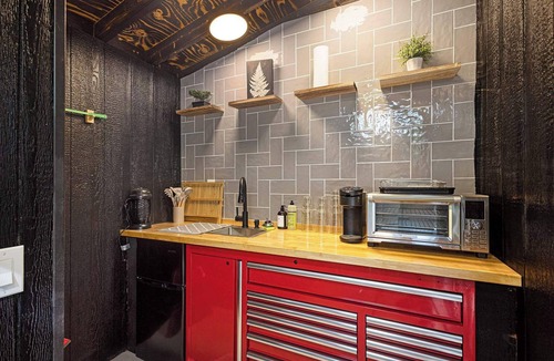 Sears Cabin | Hidden Gem Tiny House, Outdoor Screened-In Kitchen
