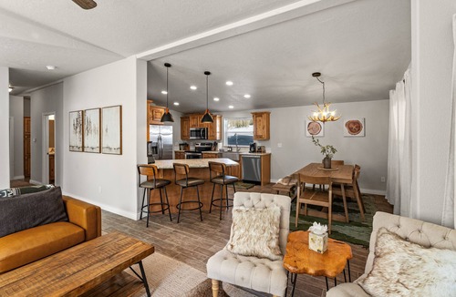 Lazy Acres House | Hidden Pines: A cozy 2-bedroom retreat just 7 minutes from Yellowstone!