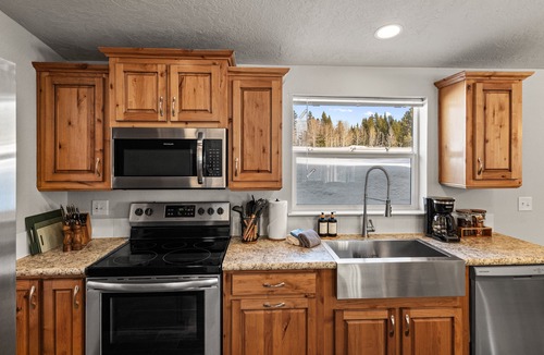 Lazy Acres House | Hidden Pines: A cozy 2-bedroom retreat just 7 minutes from Yellowstone!