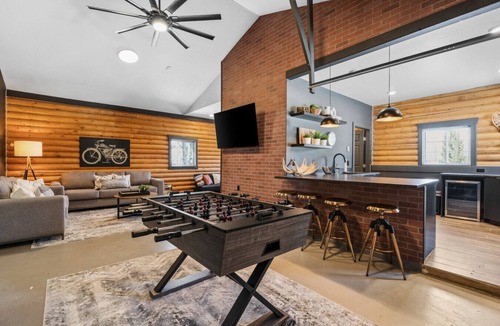 Island Park House | Hidden Pines | Yellowstone, Hot Tub, Game Room, Sleeps 21