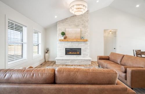 Bingham County House | Hidden Treasure Retreat withHot Tub & River Access home