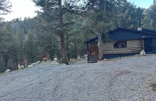 Gallatin Gateway Cabin | Hideout in the Mountains HOT TUB and River access