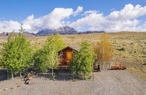 Wapiti Cabin | Highland Bunkhouse- Direct River Access, Mountain Views, Couples Retreat