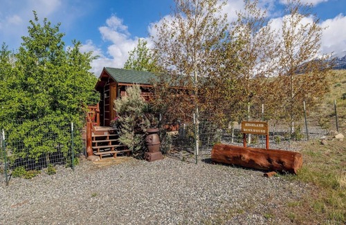 Wapiti Cabin | Highland Bunkhouse- Direct River Access, Mountain Views, Couples Retreat