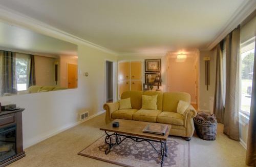 Ashton House | Hike, Golf & Fish! Pet-Friendly Getaway in Ashton
