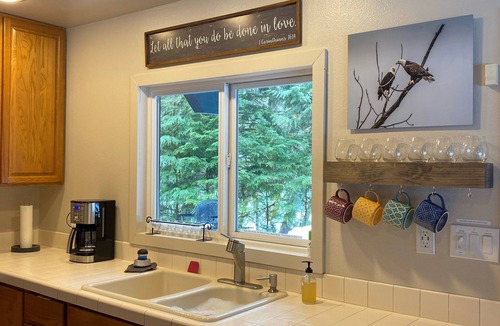 Enumclaw Cabin | Hike Greenwater, Mt. Rainier, Sunrise Visitor Center & Crystal Mountain Sleeps 6