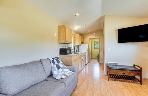Medford House | Hiking Trail On-Site: Mtn-View Eagle Point Retreat