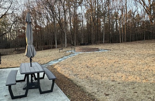 Collierville House | Hillside farmhouse Located on 50 acres