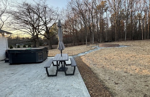 Collierville House | Hillside farmhouse Located on 50 acres