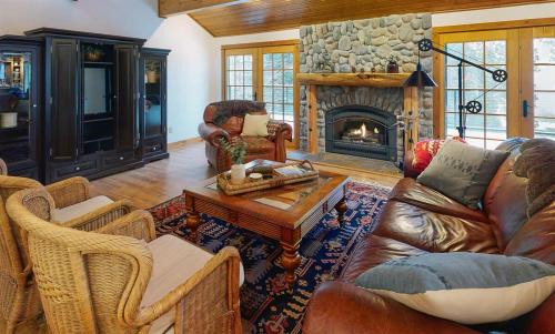 Hayden View Estates House | Hilltop Lodge - Beautiful Hayden Lake Home W Deck