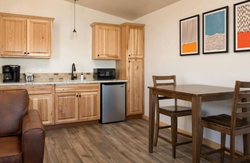 Boardman House | Hire Motorized Watercraft on Site! 4 Modern Spaces w/ Breathtaking Views, Pool