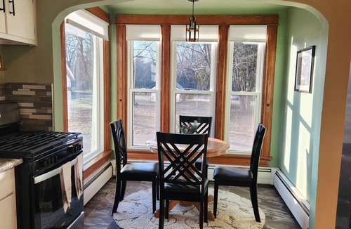 Iowa Falls House | Historic 1898 4BR Home - 3 King + 1 Queen - Wooded Backyard Retreat