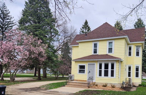 Iowa Falls House | Historic 1898 4BR Home - 3 King + 1 Queen - Wooded Backyard Retreat
