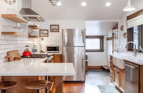 Old Bend House | Historic Cecil Sly House, Salt Hot Tub, Electric Charger, in Downtown