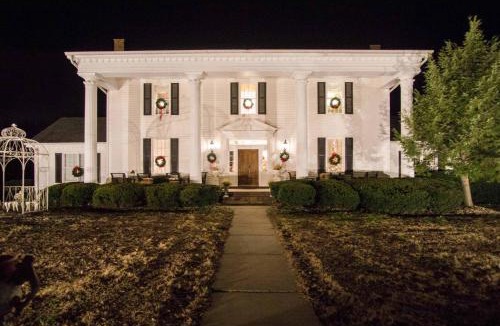 Cedar Hill House | Historic Cedar Hill Mansion on Large Farm w/Pool!