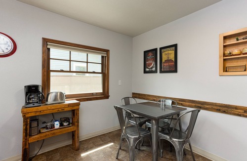 Old Bend Cottage | Historic Downtown Location │Heart of Bend │Walk Everywhere │Hot Tub │High Demand