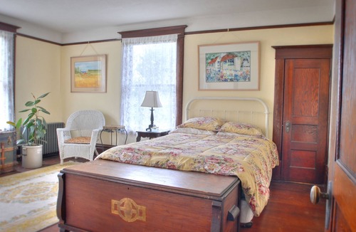 Coupeville House | Historic Farm Home for Gatherings.