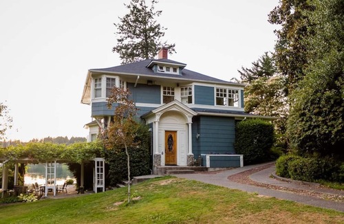 Home House | Historic home right on the water! SPA!