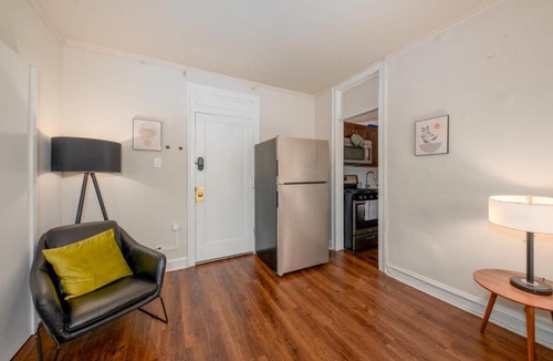 Hyde Park Apartment | Historic HP Studio with Fast Transit to UChicago & DT by Zen Rentals