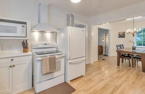 East Renton Highlands Cottage | Historic Lake Cottage in Squak Mountain - 30mins to Seattle, Bellevue, & Tacoma