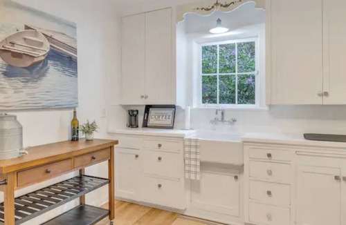 East Renton Highlands Cottage | Historic Lake Cottage in Squak Mountain - 30mins to Seattle, Bellevue, & Tacoma